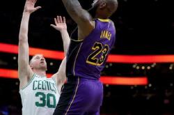 关于塔图姆连续十场比赛得分超过战术调整，湖人挑战极限！的信息